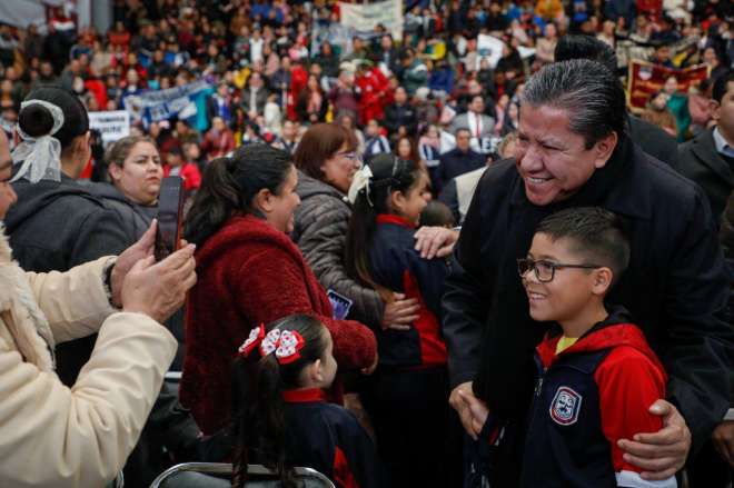 En apoyo a las familias zacatecanas, inicia Gobernador entrega de recursos para uniformes escolares